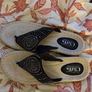 Cliffs by White Mountain Black and Cream Sandals